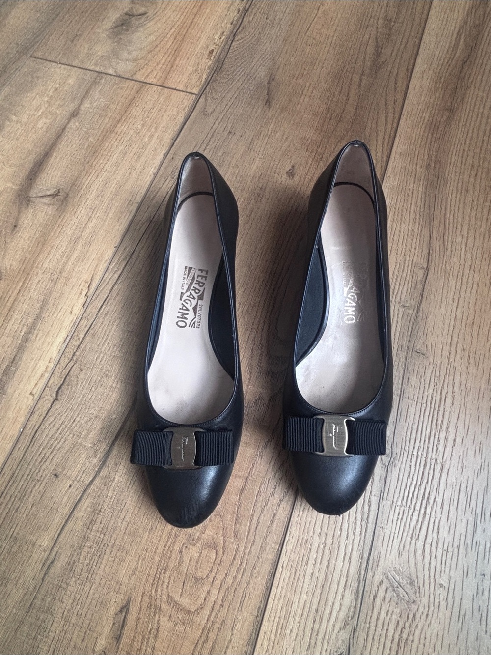 Salvatore Ferragamo Black Leather Vara Bow Flats with Gold Hardware - Picture 2 of 8